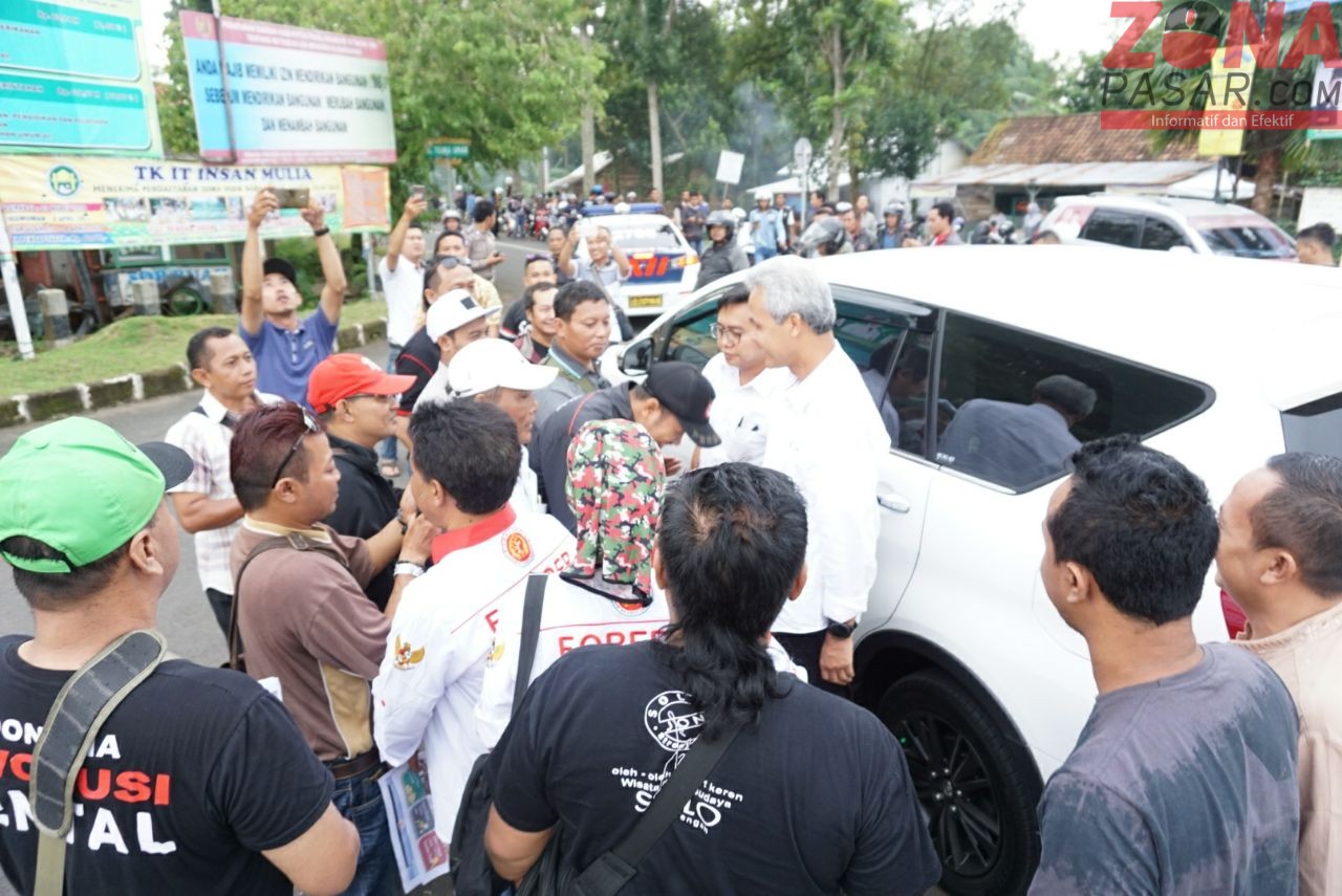 Cagub Jateng nomor 1 Ganjar Pranowo dicegat massa pengendara motor di Kajen, Jumat (2/3/2018)