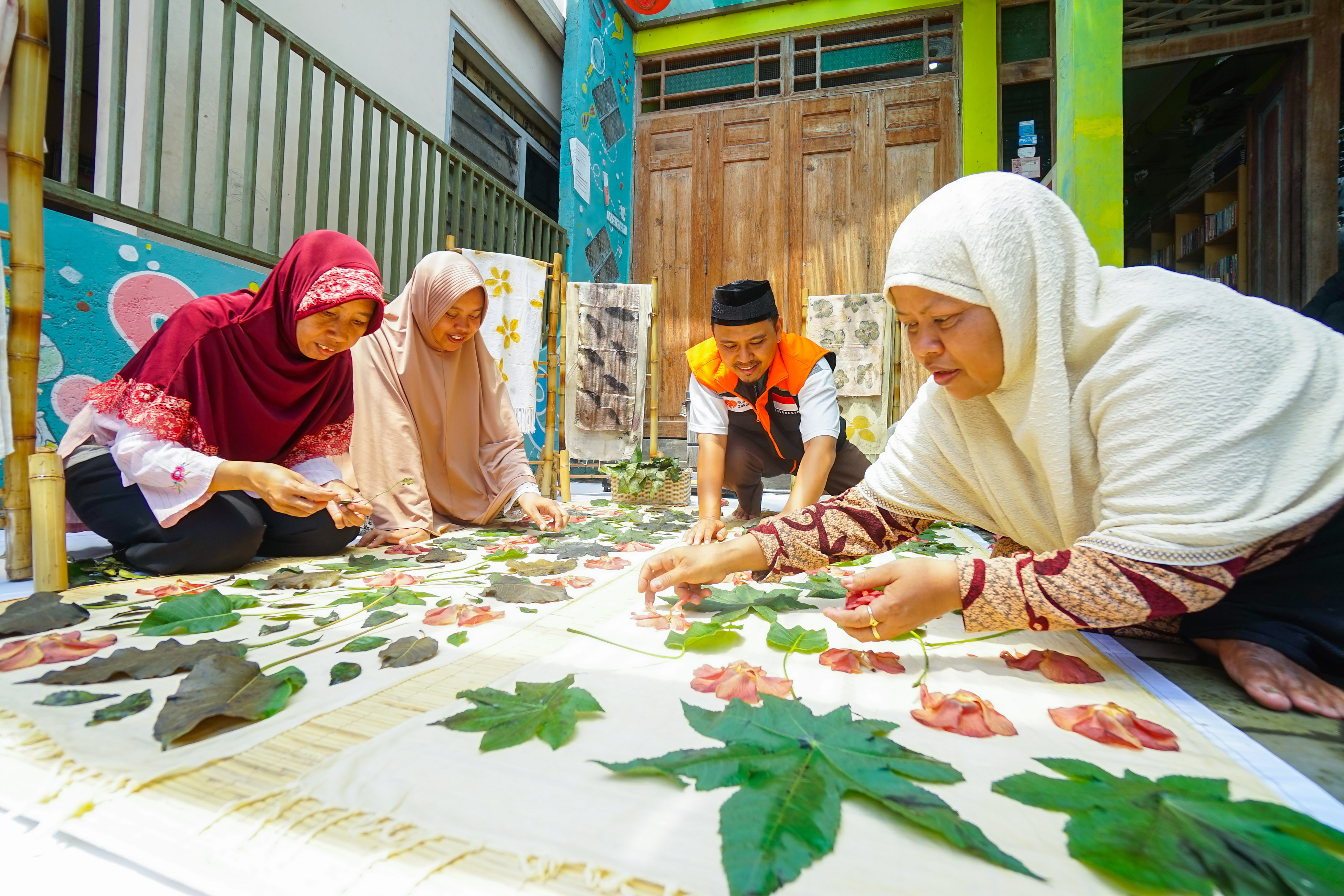 Rumah Zakat Berdayakan Warga Karangkajen Melalui Ecoprint