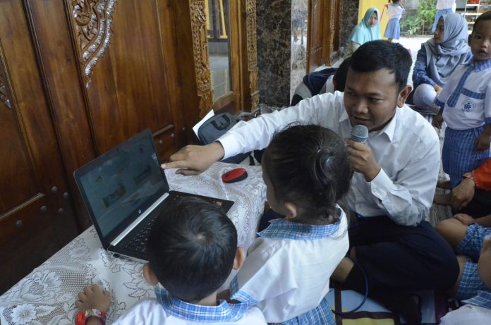 Udinus Edukasi Siswa Kelompok Bermain Cara Memilah Sampah Lewat Game