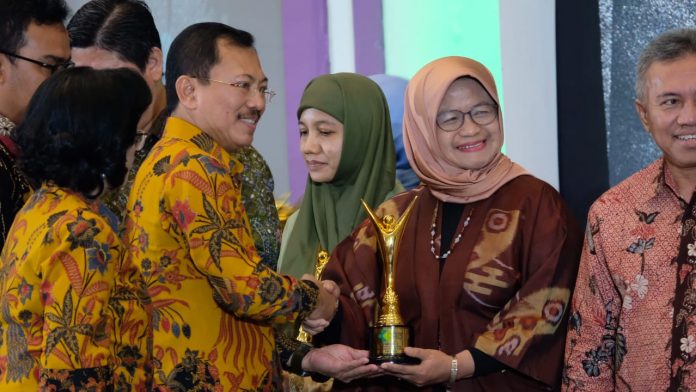 Phapros Raih Penghargaan Karya Anak Bangsa dari Kemenkes RI