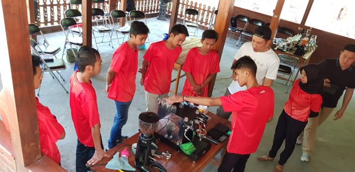 BCA Gelar Pelatihan Barista dan Roasting di Dusun Kopi Sirap