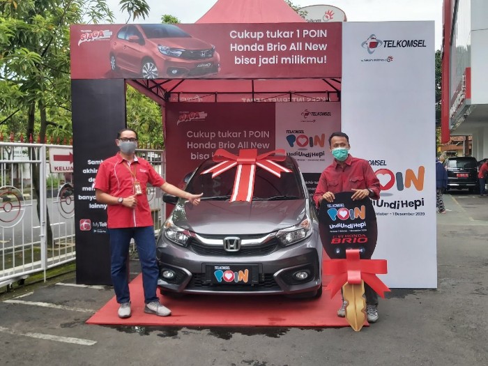 Telkomsel Serahkan Hadiah Mobil Program Undi Undi Hepi Zonapasar Com