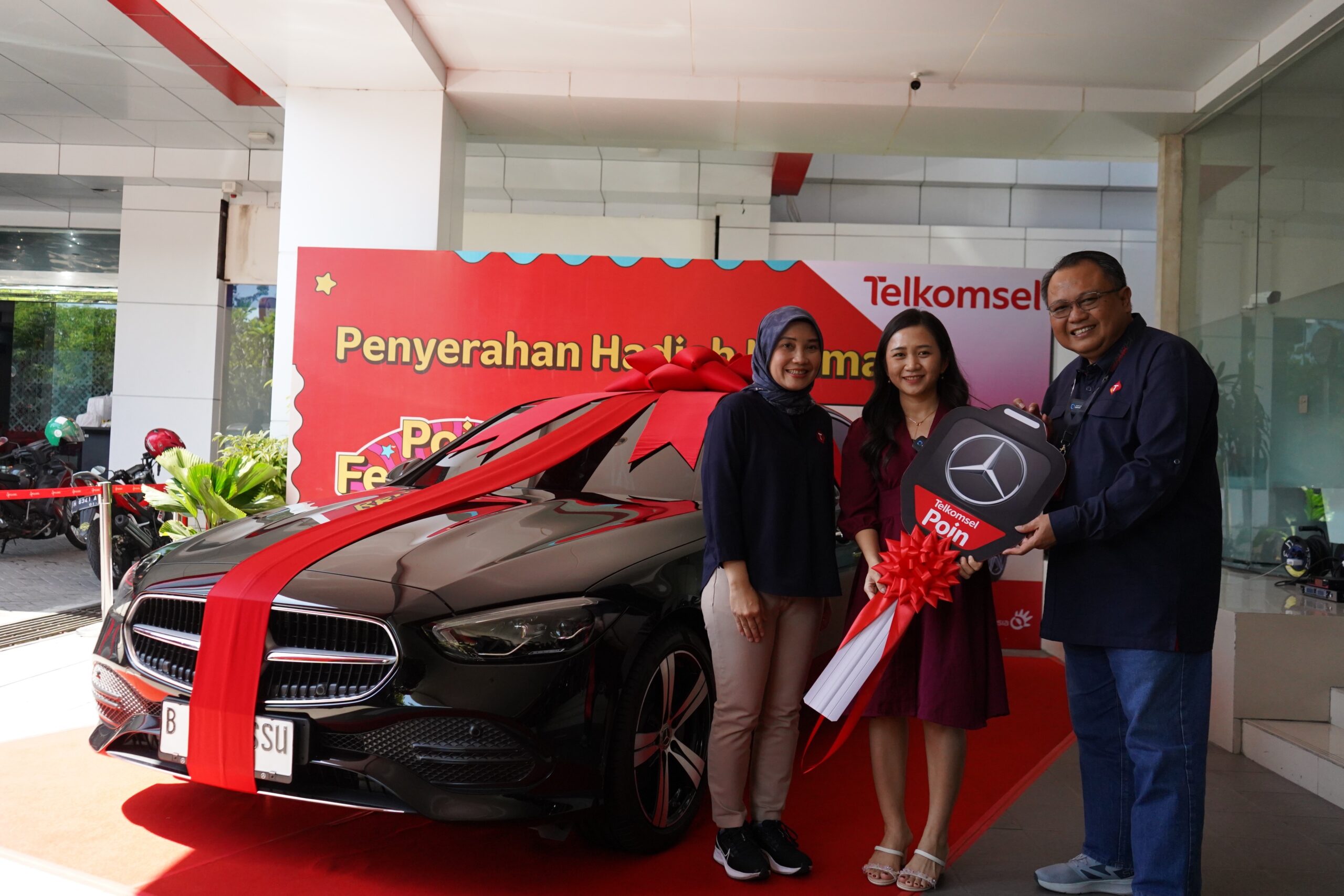 Ibu Rumah Tangga Asal Semarang Menang Hadiah Mercedes-Benz C200 dari Program Telkomsel Poin Festival.